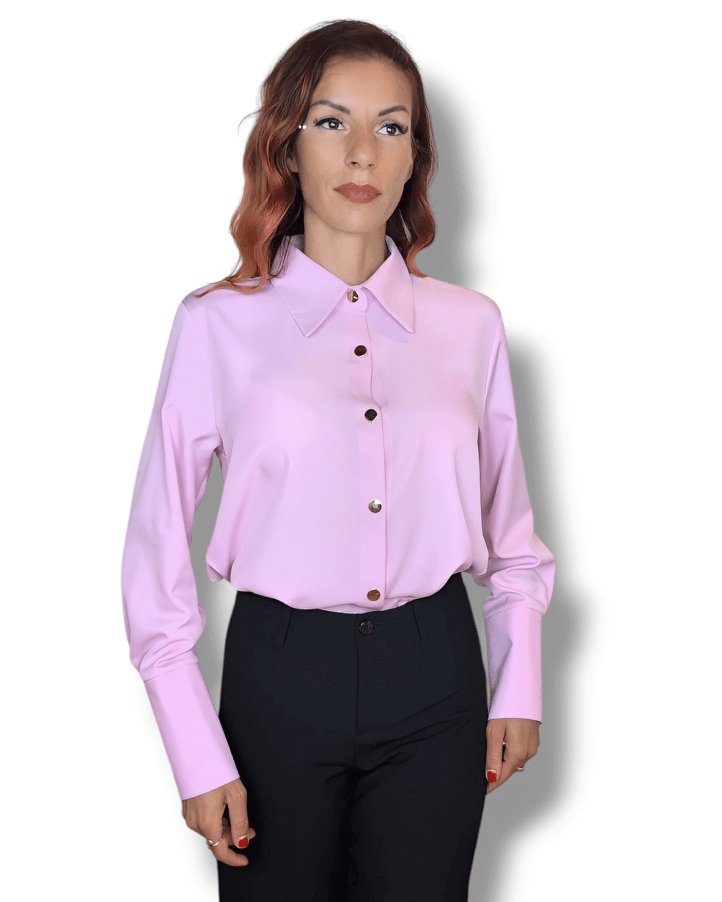 Soft Pink Blouse Suranska Shop Hellrosa Bluse mit goldenen Knöpfen und klassischem Hemdkragen
FR: Chemise rose pâle avec boutons dorés et col classique
