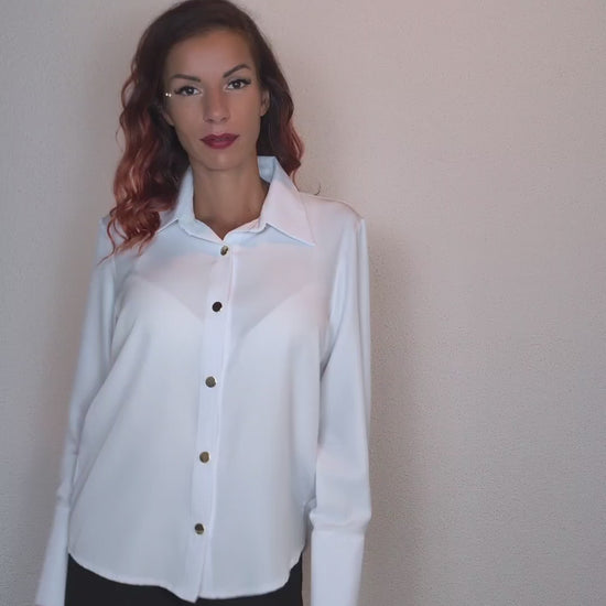 Chemise blanche élégante avec boutons dorés – disponible à Genève, Suisse. suranska shop