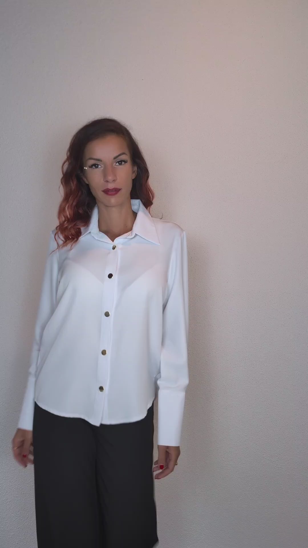 Chemise blanche élégante avec boutons dorés – disponible à Genève, Suisse. suranska shop