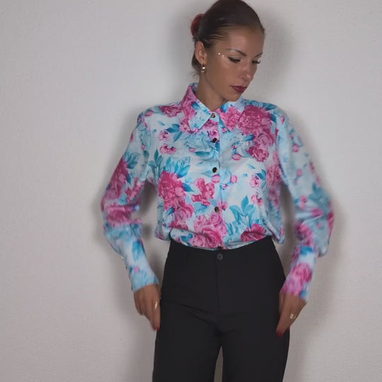 Chemise bleu clair à roses roses et boutons dorés – en stock à Genève. schweiz. suranska shop