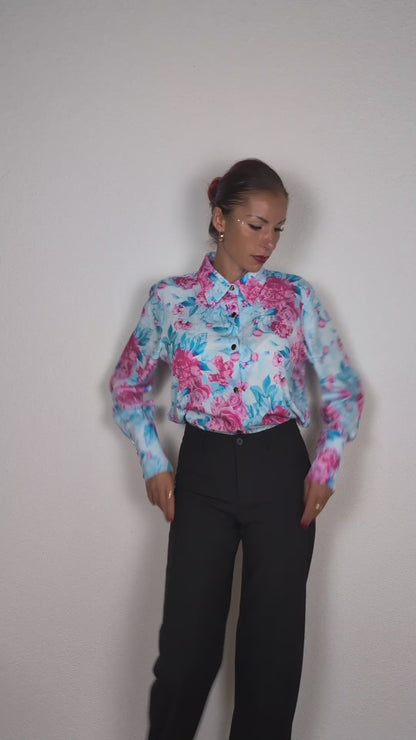 Chemise bleu clair à roses roses et boutons dorés – en stock à Genève. schweiz. suranska shop