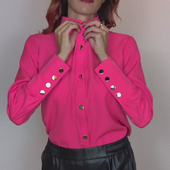Chemise rose fuchsia avec boutons dorés et col classique. suisse . suranska shop