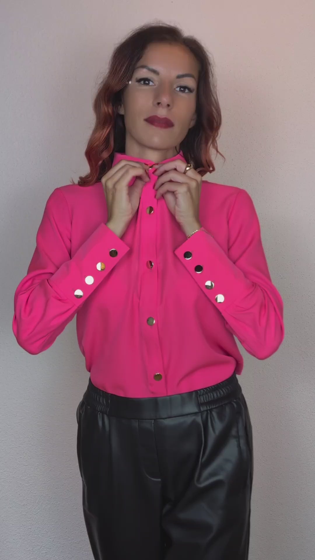 Chemise rose fuchsia avec boutons dorés et col classique. suisse . suranska shop