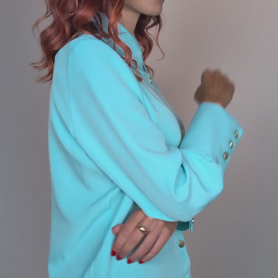 Chemise vert menthe avec boutons dorés et col classique. En stock à Genève, expédition immédiate. suranska shop
