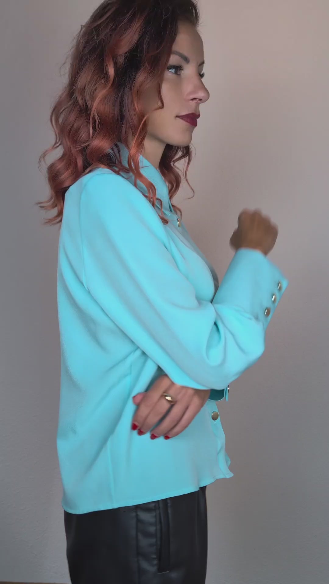Chemise vert menthe avec boutons dorés et col classique. En stock à Genève, expédition immédiate. suranska shop