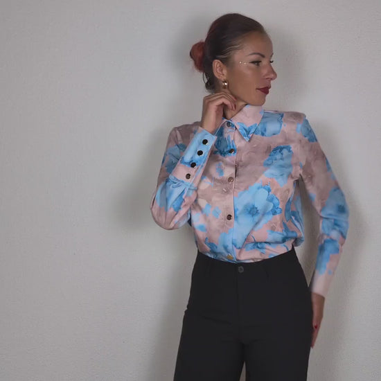 Chemise beige à imprimé floral bleu clair avec boutons dorés – Genève, Suisse – Suranska Shop