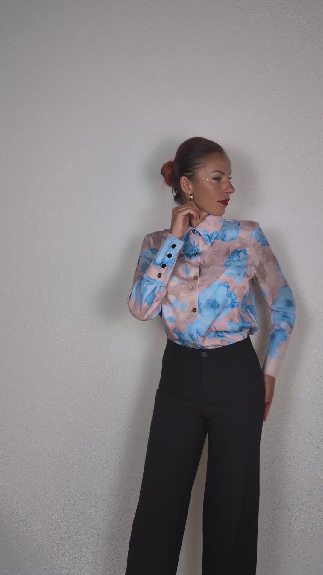 Chemise beige à imprimé floral bleu clair avec boutons dorés – Genève, Suisse – Suranska Shop