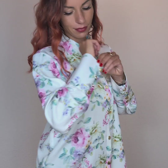 Chemise blanche à fleurs rose et vert avec boutons dorés. Disponible à Genève, Suisse. suranska shop