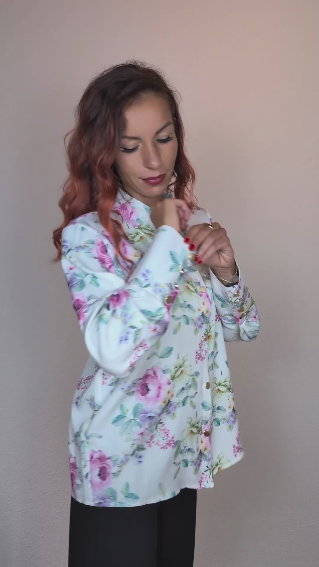 Chemise blanche à fleurs rose et vert avec boutons dorés. Disponible à Genève, Suisse. suranska shop