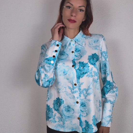 Weiße Bluse mit hellblauem Blumenmuster und goldenen Knöpfen – Genf, Schweiz – Suranska Shop