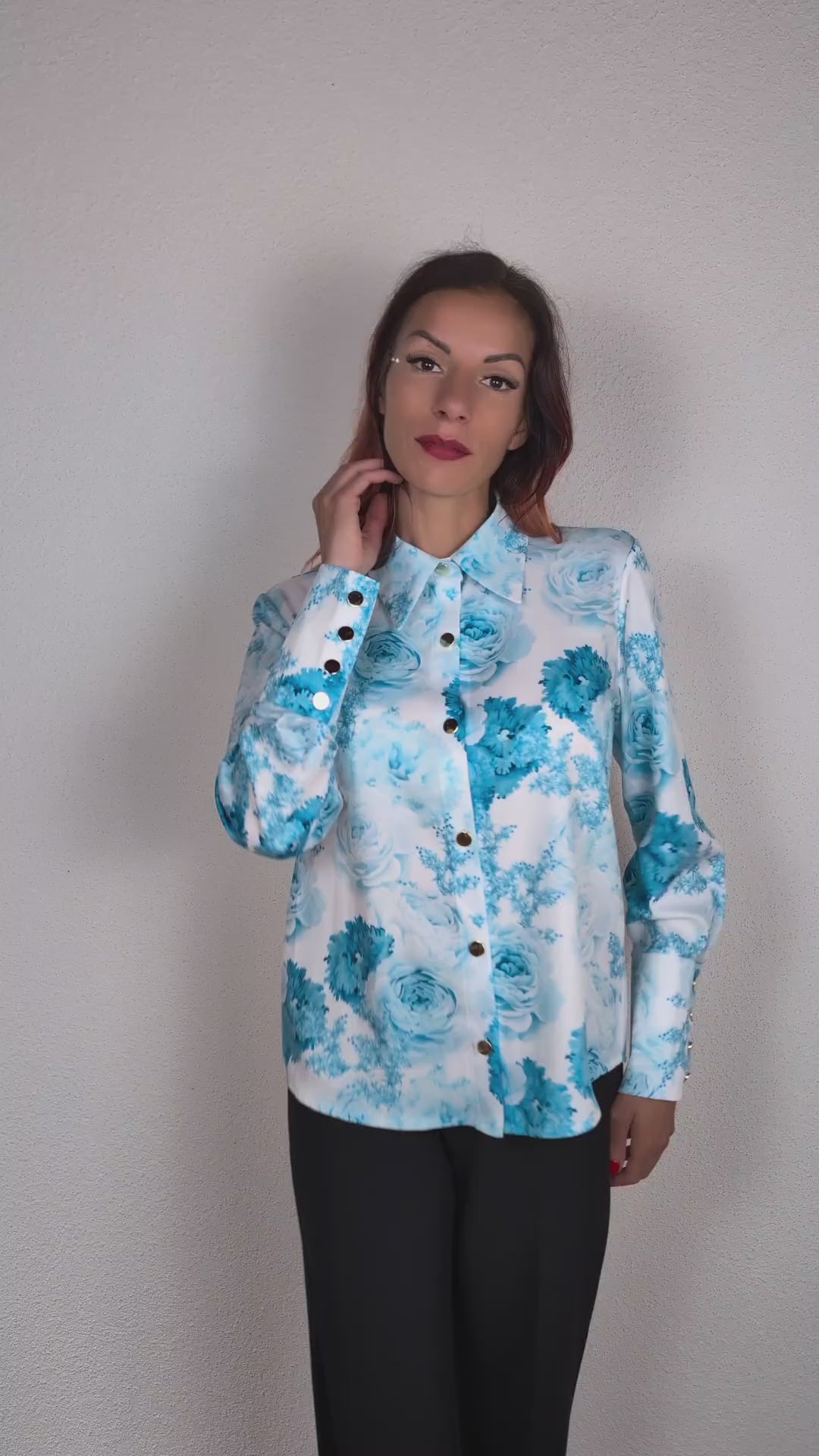 Weiße Bluse mit hellblauem Blumenmuster und goldenen Knöpfen – Genf, Schweiz – Suranska Shop