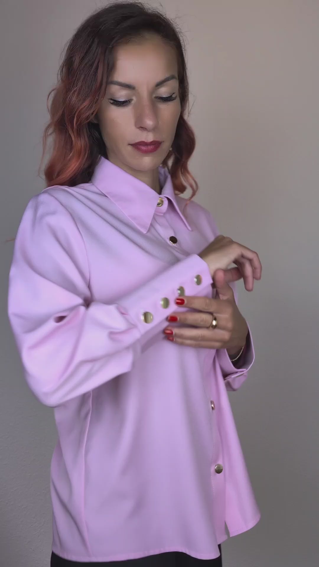  geneva suisse Chemise rose pâle avec boutons dorés et col classique suranska shop