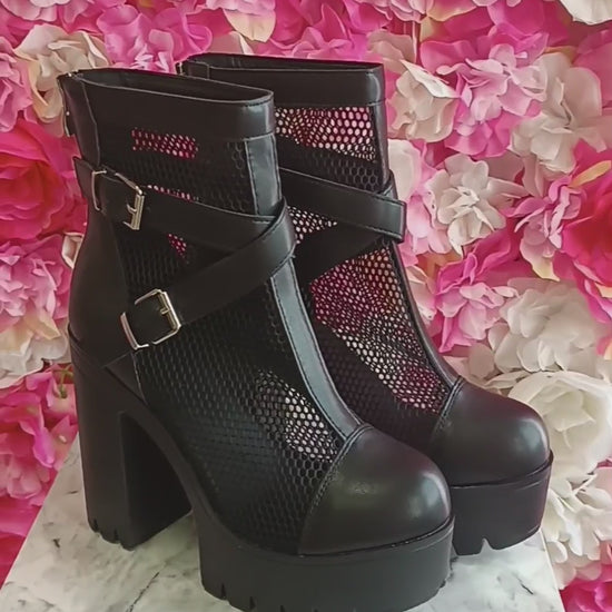Schwarze Plateau-Stiefel mit Netzdesign und Schnallen