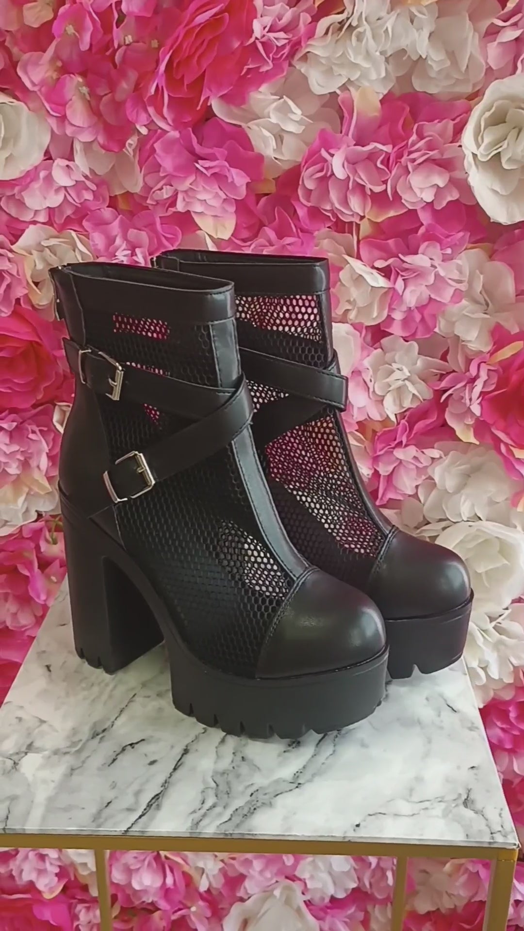 Schwarze Plateau-Stiefel mit Netzdesign und Schnallen