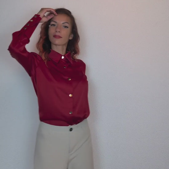 Chemise rouge élégante avec boutons dorés – parfaite au bureau ou en journée.
Disponible immédiatement à Genève, Suisse. suranska shop
