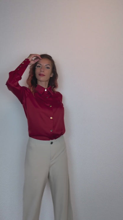 Chemise rouge élégante avec boutons dorés – parfaite au bureau ou en journée.
Disponible immédiatement à Genève, Suisse. suranska shop