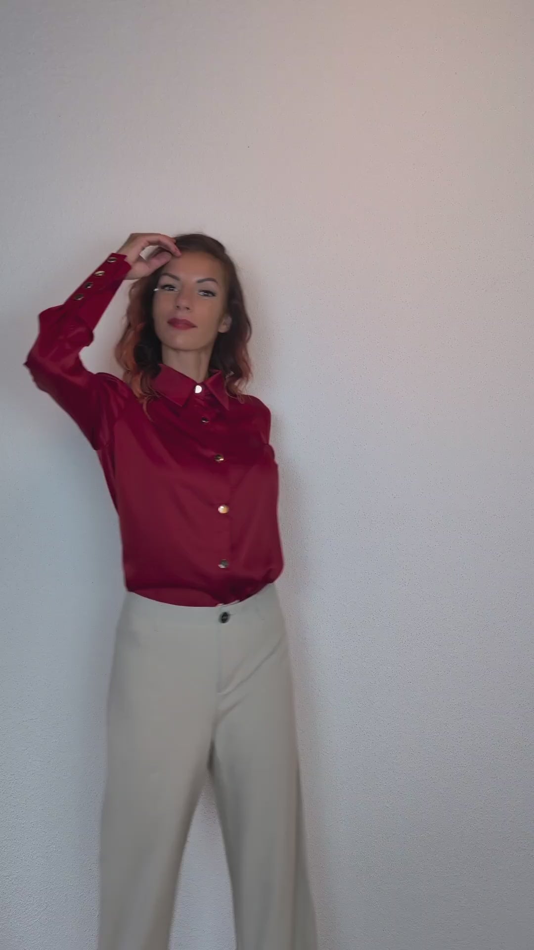 Chemise rouge élégante avec boutons dorés – parfaite au bureau ou en journée.
Disponible immédiatement à Genève, Suisse. suranska shop