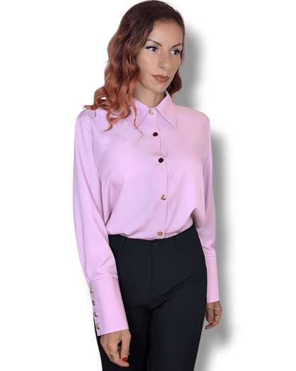 Soft Pink Blouse Suranska Shop genf schweiz Hellrosa Bluse mit goldenen Knöpfen und klassischem Hemdkragen
FR: Chemise rose pâle avec boutons dorés et col classique